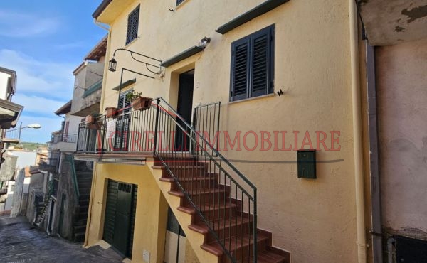 Elegante proprietà immobiliare su due livelli